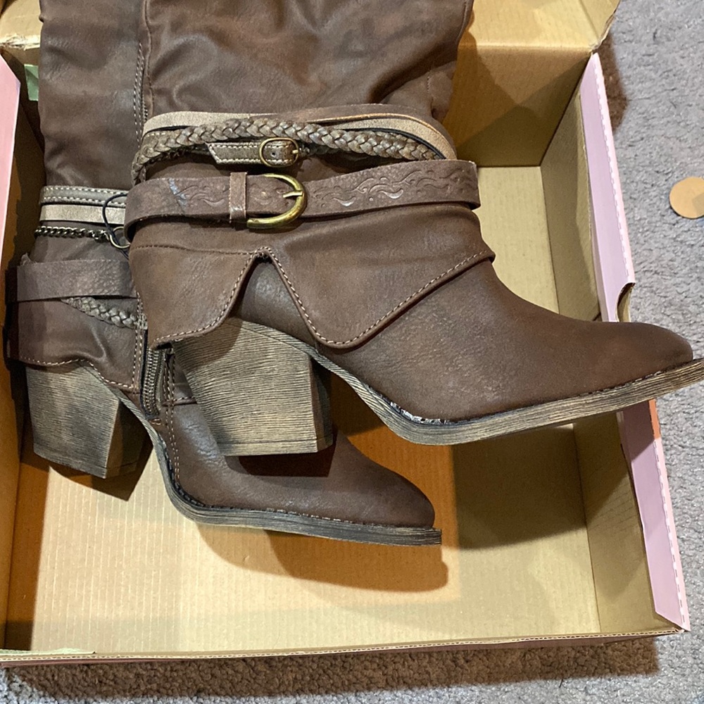 Pop knew high boots